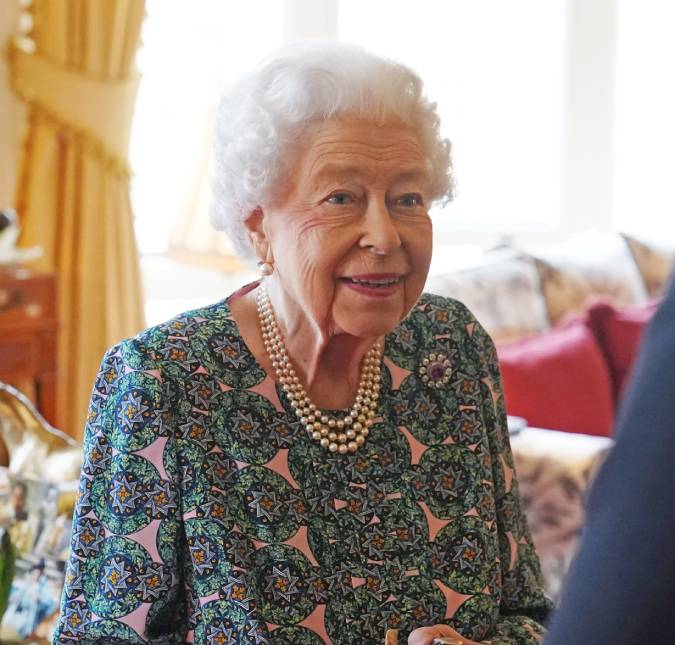 Após diagnóstico de Covid-19, Rainha Elizabeth II cancela compromissos por estar com a voz rouca