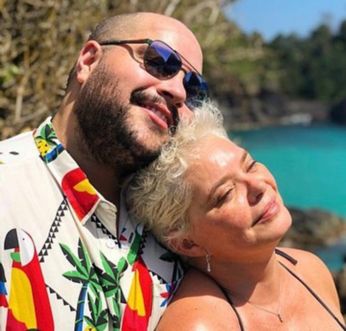 Cintia Abravanel, mãe de Tiago, publica vídeo orgulhosa do filho: -<i>Precisa de coragem para apertar este botão</i>