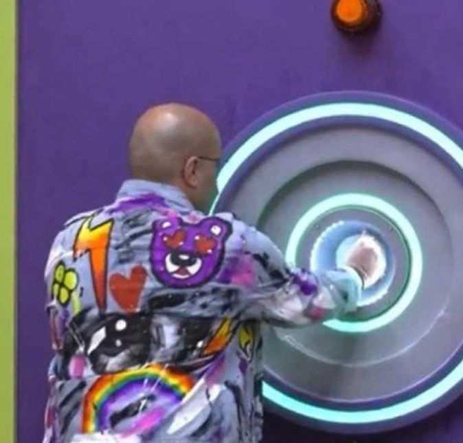 Tiago Abravanel não aguentou a pressão do jogo e resolveu apertar o botão de desistência do BBB22 no dia 27 de fevereiro de 2021. O neto de Silvio Santos estava sentindo que ia para o paredão, então resolveu sair antes disso. Tiago Abravanel não aguentou a pressão do jogo e resolveu apertar o botão de desistência do BBB22 no dia 27 de fevereiro de 2021. O neto de Silvio Santos estava sentindo que ia para o paredão, então resolveu sair antes disso.