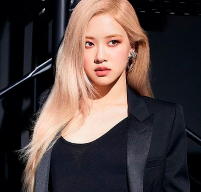 A coreana-australiana Rosé, integrante do grupo K-Pop BLACKPINK, foi diagnosticada com o vírus e precisou cancelar uma viagem profissional. Segundo o YG Entertainment, a artista passa bem e está assintomática. Ela fez um teste PCR antes de viajar para fora da Coreia do Sul no dia 28 de fevereiro e os resultados vieram positivos, o que cancelou sua agenda de atividades. As outras três integrantes, Jisoo, Jennie e Lisa, testaram negativo, e ninguém, incluindo Rosé, apresenta sintomas. Vamos priorizar a saúde dos nossos artistas e da nossa equipe sem medir esforços. Agradecemos o apoio de todos para que Rosé se recupere logo, diz a nota.