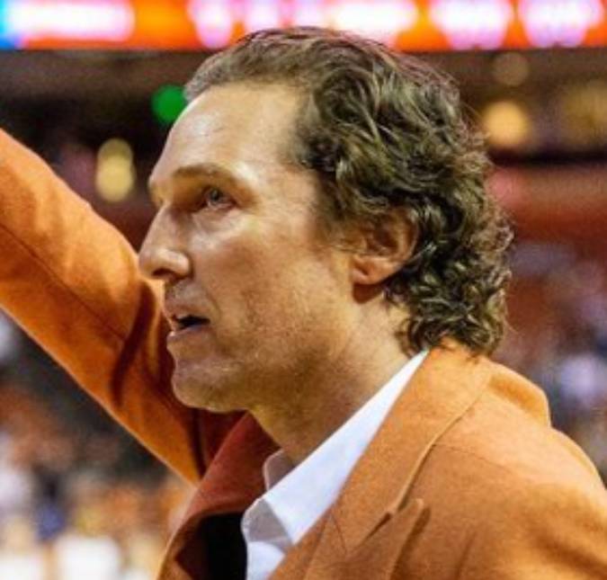 Matthew McConaughey nega transplante capilar e revela segredo para cabelo ter voltado a crescer