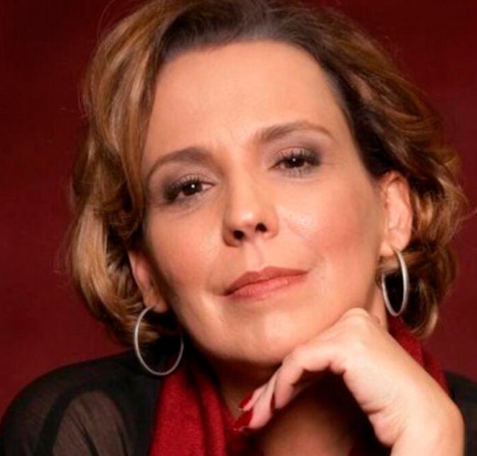 Alguns famosos já revelaram aos fãs que passaram (ou estão passando) pela batalha contra o câncer. E são verdadeiros guerreiros, não é mesmo? Ana Beatriz Nogueira, por exemplo, foi diagnosticada com câncer inicial no pulmão. De acordo com a jornalista Patrícia Kogut, após ter influenza, a atriz, de 54 anos de idade, precisou realizar uma tomografia e acabou achando um pequeno tumor no pulmão. Ainda, segundo Kogut, Ana Beatriz passará por uma cirurgia e, deve retornar aos trabalhos no mês de maio de 2022, quando começam as gravações de Olho Por Olho. A seguir, confira os famosos que estão enfrentando ou já se curaram da doença. Alguns famosos já revelaram aos fãs que passaram (ou estão passando) pela batalha contra o câncer. E são verdadeiros guerreiros, não é mesmo? Ana Beatriz Nogueira, por exemplo, foi diagnosticada com câncer inicial no pulmão. De acordo com a jornalista Patrícia Kogut, após ter influenza, a atriz, de 54 anos de idade, precisou realizar uma tomografia e acabou achando um pequeno tumor no pulmão. Ainda, segundo Kogut, Ana Beatriz passará por uma cirurgia e, deve retornar aos trabalhos no mês de maio de 2022, quando começam as gravações de Olho Por Olho. A seguir, confira os famosos que estão enfrentando ou já se curaram da doença.