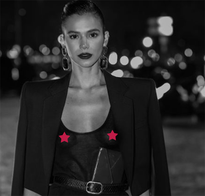 Ousada! Em Paris, Bruna Marquezine aposta em <i>look</i> transparente e deixa seios à mostra para curtir desfile