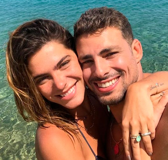 Sabe aquele casal que parece ser unido pelo destino? Assim é Cauã Reymond e Mariana Goldfarb. A modelo e o ator já chegaram a terminar o relacionamento, que começou em 2016, mas sempre reatam ainda mais apaixonados! E vez ou outra, ambos encantam ao compartilhar com fãs momentos fofos em que aparecem juntos. No dia 13 de abril de 2022, eles estão completando três anos de casados. Lindos, né?