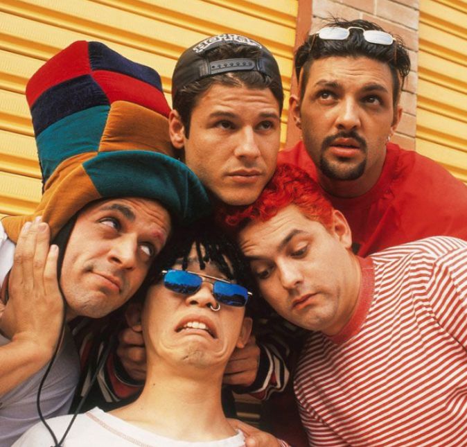 No dia 2 de março de 1996, os membros da banda Mamonas Assassinas morriam em um trágico acidente de avião. Com apenas um disco homônimo lançado em 1994, a banda teve um sucesso meteórico com letras politicamente incorretas, até o fatídico acidente que ocorreu na Serra da Cantareira e que matou todos os integrantes do grupo, além de dois pilotos. Além da comoção nacional, o que chamou a atenção na época foi o fato de a banda sempre ter tido uma relação com aviões; Júlio, percussionista da banda, por exemplo, disse que havia sonhado com um acidente de avião, horas antes de morrer. No dia 2 de março de 1996, os membros da banda Mamonas Assassinas morriam em um trágico acidente de avião. Com apenas um disco homônimo lançado em 1994, a banda teve um sucesso meteórico com letras politicamente incorretas, até o fatídico acidente que ocorreu na Serra da Cantareira e que matou todos os integrantes do grupo, além de dois pilotos. Além da comoção nacional, o que chamou a atenção na época foi o fato de a banda sempre ter tido uma relação com aviões; Júlio, percussionista da banda, por exemplo, disse que havia sonhado com um acidente de avião, horas antes de morrer.