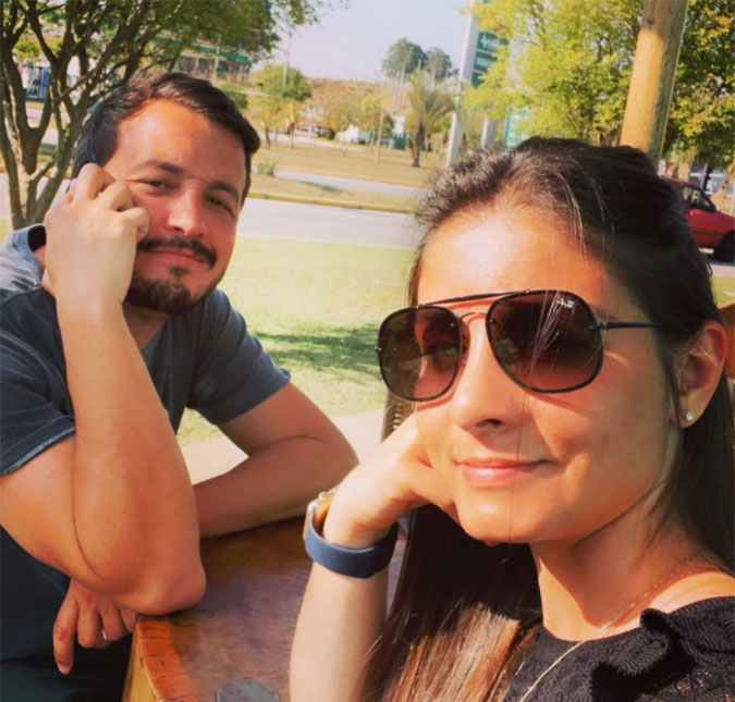 Namorada de Rafael Cortez mostra barrigão e revela que apresentador está sensível: <i>Sintomas de gravidez mais aguçados que os meus</i>