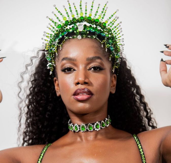 Segundo o jornal Metrópoles, IZA já havia completado o ciclo completo da vacina, no entanto, testou positivo. Todos os shows marcados até o dia 13 de março foram cancelados por conta do risco da contaminação. Para o alívio de todos, ela teve apenas com sintomas leves e cumpriu a quarentena em casa.