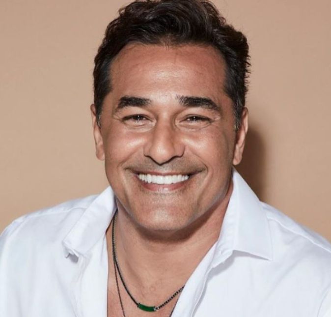 A pandemia do coronavírus já dura mais de um ano e os famosos não escapam da doença. Alguns deles dividiram com os fãs, inclusive, detalhes de momentos mais tensos que tiveram por terem que ficar internado, intubados ou lidando com as sequelas mesmo após estarem curados. Luciano Szafir que está no auge dos seus 53 anos de idade, acabou testando anteriormente positivo para a Covid-19 e revelou que ainda sofre com as sequelas da doença: Estou passando por algumas dificuldades. Tenho dor o tempo todo e tudo é muito cansativo. Mas estou grato e otimista. Acho que daqui a uns dois ou três meses estarei zero, contou o pai de Sasha Meneghel em uma entrevista para Patrícia Kogut, do jornal O Globo. Pelo visto não está sendo fácil. A seguir, veja os famosos que tiveram coronavírus de uma forma mais grave.