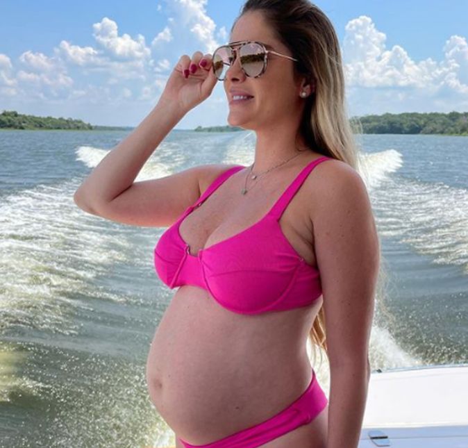 Bárbara Evans tentou por muito tempo engravidar pela primeira vez, mas não obteve sucesso sem a ajuda da fertilização in vitro. Nas redes sociais, a modelo contou que o processo de inseminação mexeu muito com o seu psicológico e não escondeu a decepção quando um dos gêmeos acabou morrendo. Felizmente, o outro bebê passa bem e, atualmente, Bárbara está grávida da primeira filha com o marido, Gustavo Theodoro.