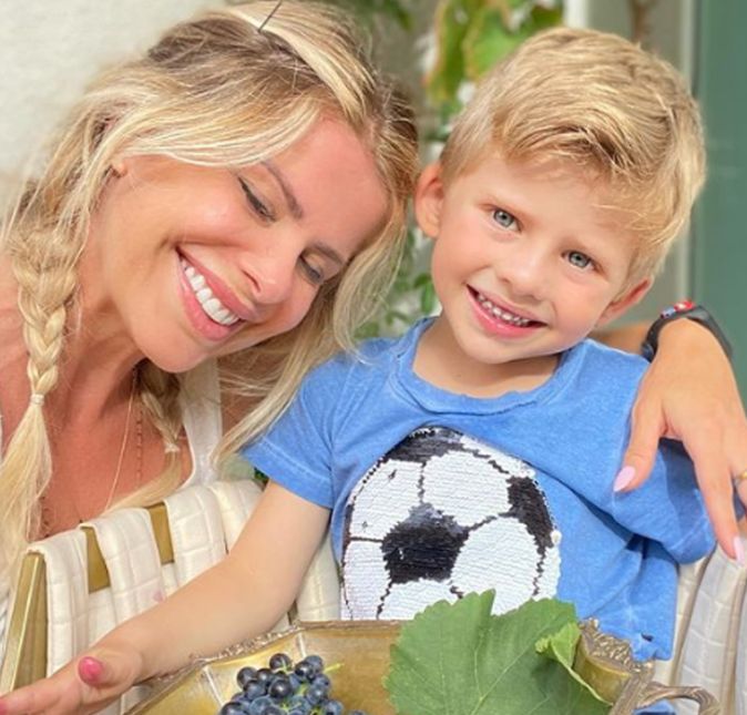 Karina Bacchi mostrou é possível construir uma família sendo solteira, sim! A atriz engravidou através da fertilização in vitro de um doador de sêmen internacional e teve Enrico em Miami, nos Estados Unidos.