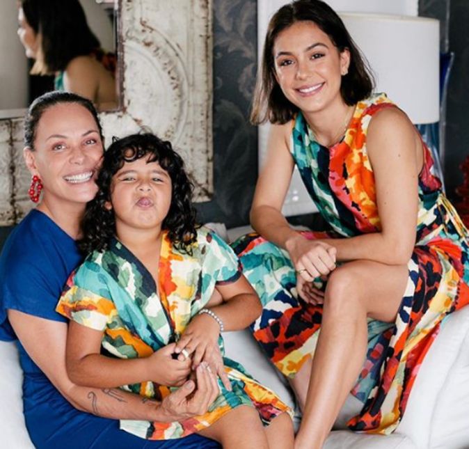 Saudades de trocar fraldas? Aos 47 anos de idade, Carolina Ferraz decidiu que gostaria de ser mãe novamente. Para isso, ela recorreu à inseminação artificial e deu à luz Isabel. Na época, a primeira filha da atriz já tinha 21 anos de idade.