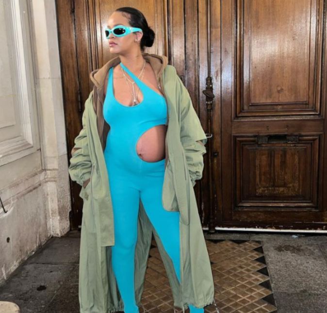 A estrela também apareceu usando óculos de sol azul clarinho para combinar com um macacão completamente azul que contava com uns recortes um tanto quanto diferentes, inclusive um que dava para ver parte da barriga de grávida dela. Além disso, Rihanna ainda usou um salto quase na mesma tonalidade da roupa e complementou o look com um casacão verde clarinho. Ela simplesmente ficou linda! Os fãs, claro, rapidamente foram até a publicação no Instagram da cantora e encheram a foto com um monte de elogios exaltando o quanto ela estava ainda mais bonita grávida. Não é para menos, né!? A estrela também apareceu usando óculos de sol azul clarinho para combinar com um macacão completamente azul que contava com uns recortes um tanto quanto diferentes, inclusive um que dava para ver parte da barriga de grávida dela. Além disso, Rihanna ainda usou um salto quase na mesma tonalidade da roupa e complementou o look com um casacão verde clarinho. Ela simplesmente ficou linda! Os fãs, claro, rapidamente foram até a publicação no Instagram da cantora e encheram a foto com um monte de elogios exaltando o quanto ela estava ainda mais bonita grávida. Não é para menos, né!?