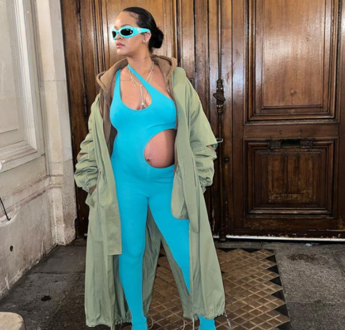 Rihanna aposta em <i>look</i> com recortes nas redes sociais