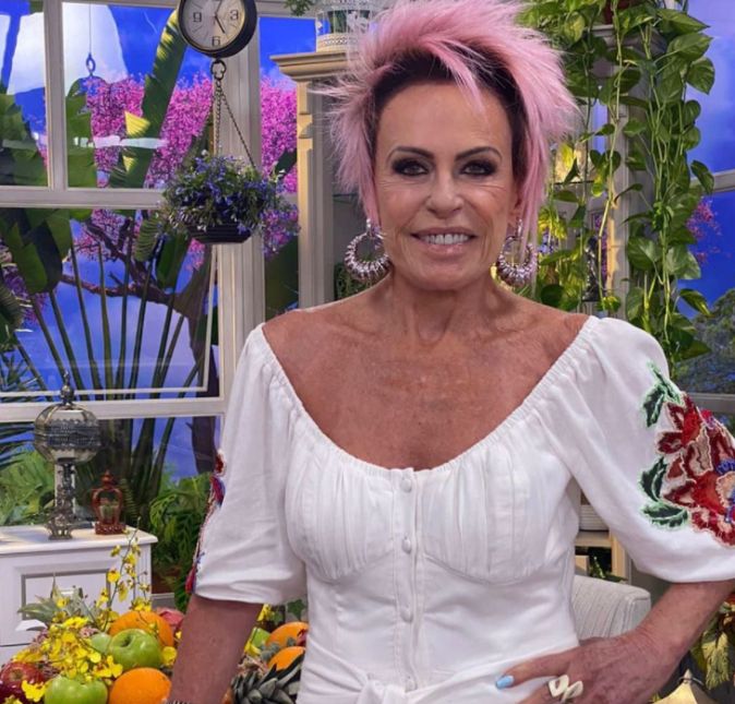 Em março, depois de tirar alguns dias de férias para descansar, Ana Maria Braga apareceu com seus fios originais (e não uma peruca) só que com o fundo do cabelo mais escuro e onde era loiro acabou virando rosa. Ficou legal, né!?
