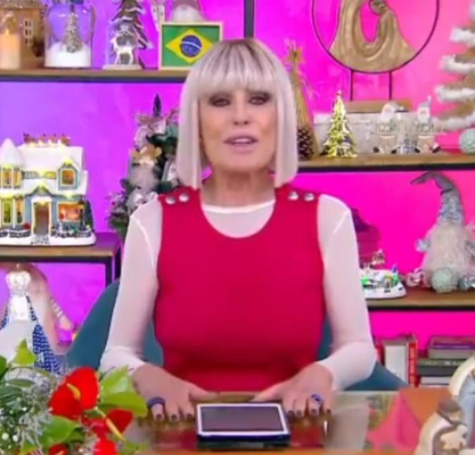 Na mesma semana, a apresentadora apareceu com uma bem curtinha, reta e com franjinha que a fez ser comparada nas redes sociais com a cantora SIA.