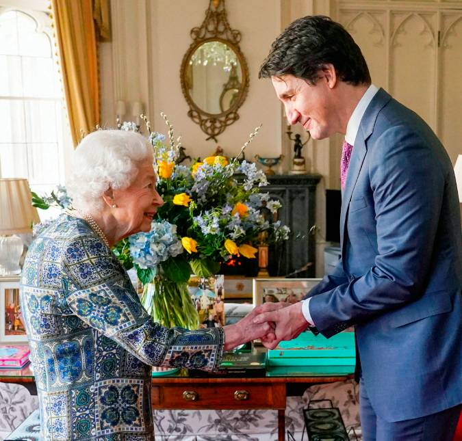 Rainha Elizabeth II faz primeira reunião presencial depois de diagnóstico de Covid-19