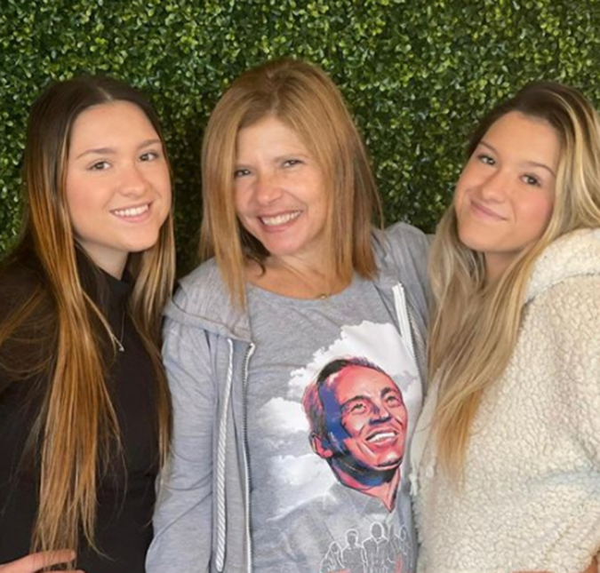 Viúva de Gugu Liberato, Rose Miriam, comemora ingresso da filha na faculdade: <i>Pai está orgulhoso</i>