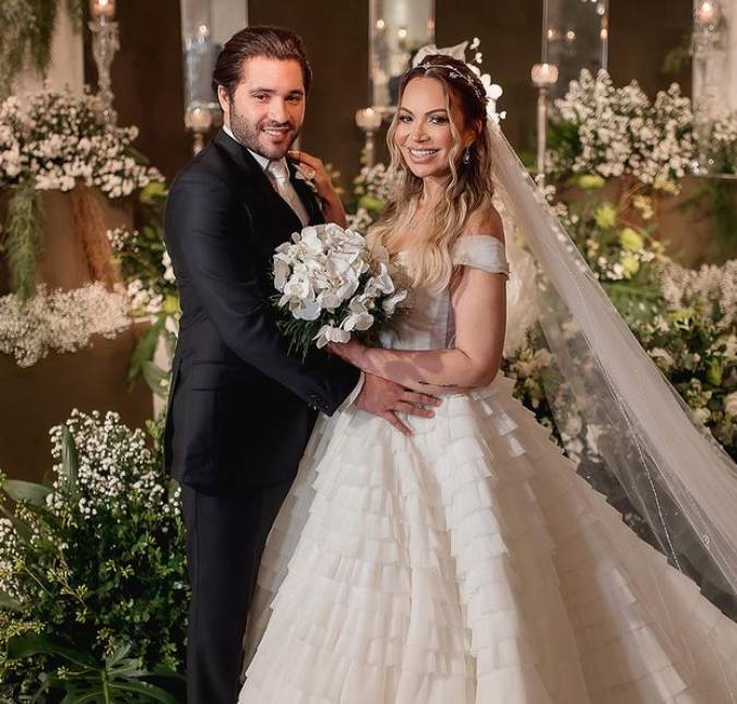 Solange Almeida compartilha fotos da festa de casamento e deixa a <I>web</i> de queixo caído