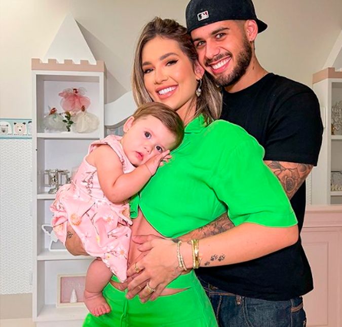 Os rumores de que eles estariam namorando surgiram em junho de 2020, quando internautas perceberam que os dois estavam postando fotos e vídeos sempre nos mesmos lugares. Logo em seguida, os pombinhos foram morar juntos e a influenciadora deu à luz Maria Alice, a primeira filha do casal. Em março de 2022, Virginia anunciou que a pequena foi promovida a irmã mais velha, já que a dupla estava esperando mais um bebê. Fofos, né?!