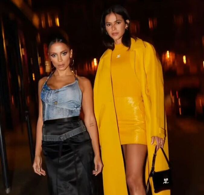 Anitta e Bruna Marquezine posam juntas em Paris e cantora brinca com diferença de altura
