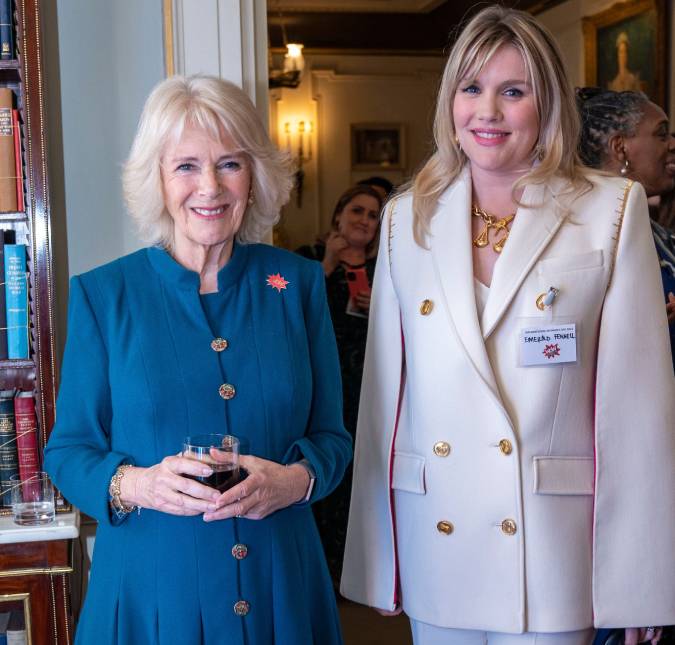 Camilla Parker-Bowles posa ao lado de atriz que a interpretou em série polêmica sobre a família real