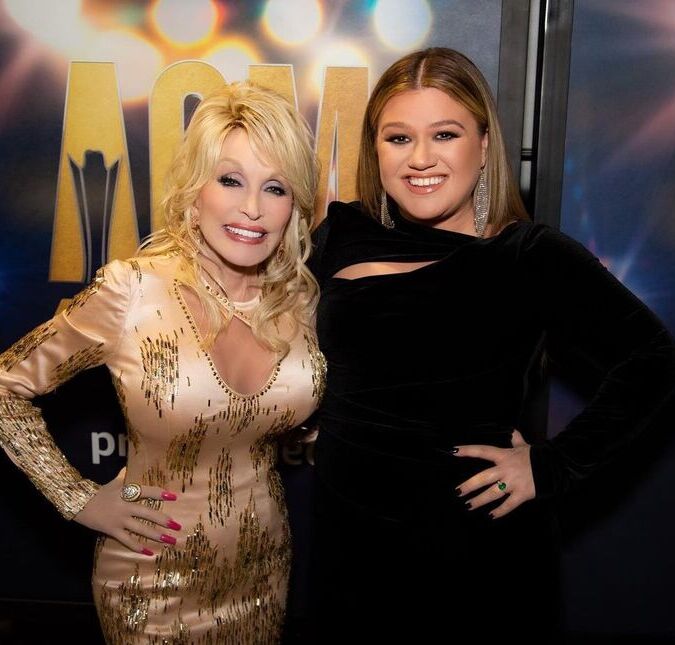 Kelly Clarkson faz performance emocionante em homenagem a Dolly Parton no <i>ACM Awards</i>