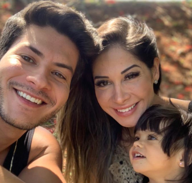 No dia 26 de junho de 2021, Maíra revelou que seu relacionamento com Arthur era abusivo, manipulador e cheio de traições. Enquanto estava confinado no BBB22, o cantor se abriu em um longo bate-papo com Pedro Scooby sobre a sua história de vida e falou da fase difícil que passou. O que me fez virar a chave foi que o fato de eu ter causado essa dor na minha esposa, na mãe da minha filha, que era uma pessoa que eu precisava continuar vendo e falando. Eu vi o que eu tinha feito, o que uma ou várias atitudes minha tinham causado nela. Então, quando eu olhei para aquilo, foi onde eu consegui enxergar que eu tinha sido responsável por aquilo. Se a gente já não está junto, isso afeta a nossa filha, porque ela não pediu pra vir ao mundo. Ela [Maíra] não queria ser mãe, mas foi por minha causa e agora a gente já não está mais junto, a minha filha não vai ter a oportunidade de conviver com a gente junto. E depois que recebeu a oportunidade de falar a respeito e ser ouvido, Arthur ainda continuou: Mano, é quando você começa a ter a responsabilidade e se apropriar dos danos que você está causando, não só em você, porque eu causo dano nela e em mim também. Mas pô, se eu causo só em mim, tudo bem, mas se eu estou causando nela e na minha filha que não tem nada a ver com isso, aí o buraco começa a ficar muito fundo. Então, eu mudei por causa da milha filha, depois por ela [Maíra] e depois por mim.