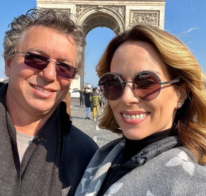 Em Paris, Boninho dá <I>spoiler</i> sobre brincadeira no <I>BBB22</i> e agita a <I>web</i>