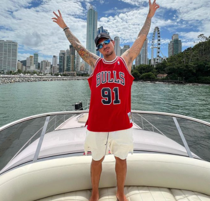 Gabriel Medina compartilha fotos durante passeio de lancha e diz: <I>Vivendo!</i>