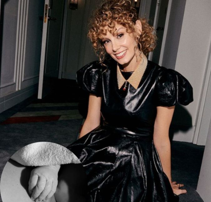 Esther Acebo ficou conhecida por interpretar durante a série La Casa de Papel a Estocolmo e assim como na trama, a atriz dividiu em suas redes sociais que deu à luz. Pois é, a novidade foi revelada no dia 9 de março, mas a criança nasceu mesmo foi alguns dias antes - no dia 5 de março. Acompanhada de algumas fotos em preto e branco, Esther escreveu: 5 de março de 2022. Depois das 25 horas mais selvagens da minha vida, eis que nasceu o Sol. Obrigada por te atreveres a viver esta vida comigo, pequenina. E obrigada a todos os que me acompanharam neste viagem de sangue, suor, lágrimas e amor. Lembrando que a filha de Esther é fruto da relação da atriz com o ator Alejandro Tous. Esther Acebo ficou conhecida por interpretar durante a série La Casa de Papel a Estocolmo e assim como na trama, a atriz dividiu em suas redes sociais que deu à luz. Pois é, a novidade foi revelada no dia 9 de março, mas a criança nasceu mesmo foi alguns dias antes - no dia 5 de março. Acompanhada de algumas fotos em preto e branco, Esther escreveu: 5 de março de 2022. Depois das 25 horas mais selvagens da minha vida, eis que nasceu o Sol. Obrigada por te atreveres a viver esta vida comigo, pequenina. E obrigada a todos os que me acompanharam neste viagem de sangue, suor, lágrimas e amor. Lembrando que a filha de Esther é fruto da relação da atriz com o ator Alejandro Tous.