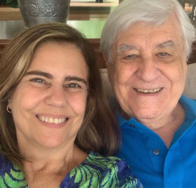 O filho de Lauro César Muniz, que está com os seus 84 anos de idade,  se relaciona com Mayara Magri, de 59 anos de idade. O escritor revelou em um texto compartilhado pela amada nas redes sociais que renasceu ao viver uma nova história de amor ao lado da atriz: Um dia, beirando os 84 anos, eu parei e pensei: acabou, agora é só esperar a minha hora. Senti que chegara o fim. Pensei em reler dois livros e rever sete filmes sozinho, isolado, quieto. Repentinamente, o espanto do coração: explodi! Mayara nos meus olhos! A vida estremeceu todo meu corpo e então entendi que o fim estava adiado. Mulher linda, inteligente, suave e…. Vivo de novo como se fosse jovem. Mayara presente no meu coração. Lembrando que Lauro César e Mayara Magri contam com cerca de 30 anos de diferença de idade entre eles e estão juntos desde março de 2021. Caso você não saiba, o autor viveu um casamento antes disso de quase duas décadas com Bárbara Bruno, filha de Nicette Bruno.