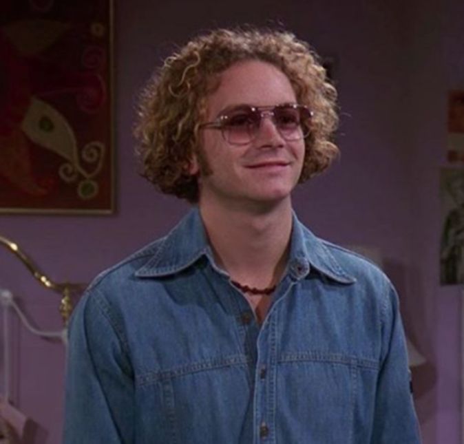 Danny Masterson, nascido no dia 13 de março de 1976, ficou famoso ao interpretar Steven em That '70s Show. Que tal, então, conhecer curiosidades sobre a cultuada série? Inicialmente, era para o seriado se chamar Teenage Wasteland e até mesmo The Kids Are Alright, que faziam referências à músicas do The Who, mas os produtores optaram por That '70s Show para evitar problemas legais e ainda criar uma identidade com os fãs da produção.