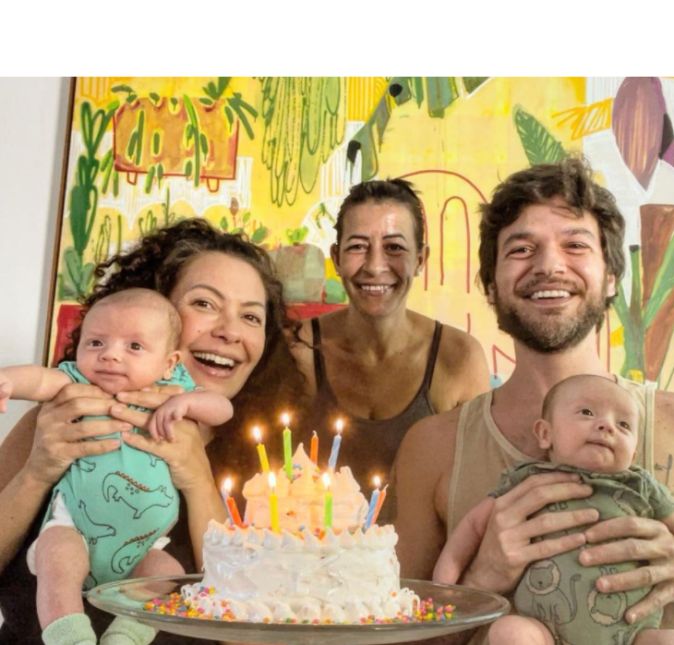 No início de março de 2022, Emílio Dantas e Fabiula Nascimento postaram nas redes sociais que os filhos gêmeos do casal estavam completando mais um mês de vida. E claro, reuniram um pouco da família e até os cachorros para fazer uma comemoração com direito a boto e velinhas coloridas. Na legenda da publicação, a atriz escreveu: Nosso bonde dos dois meses. Amando esse negócio de bolin de mês versarin! Raul com a Mamãe e Roque com o Papai. Que fofos! No início de março de 2022, Emílio Dantas e Fabiula Nascimento postaram nas redes sociais que os filhos gêmeos do casal estavam completando mais um mês de vida. E claro, reuniram um pouco da família e até os cachorros para fazer uma comemoração com direito a boto e velinhas coloridas. Na legenda da publicação, a atriz escreveu: Nosso bonde dos dois meses. Amando esse negócio de bolin de mês versarin! Raul com a Mamãe e Roque com o Papai. Que fofos!