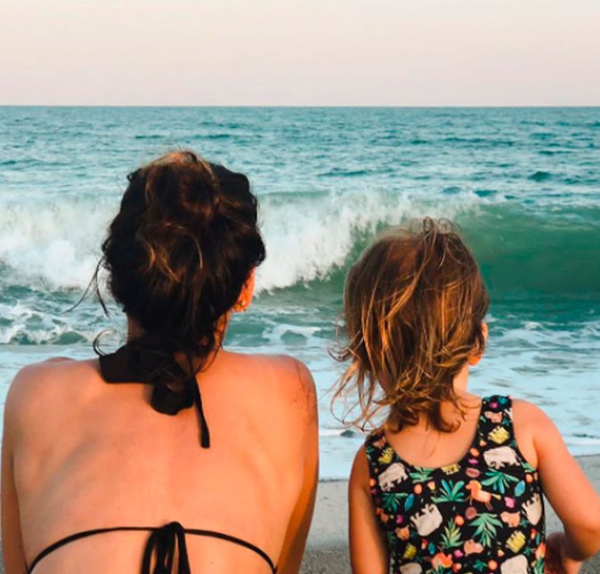 Rodrigo Santoro e Mel Fronckowiak estão juntos desde 2013 e, desde que começaram a se relacionar, são bem discretos quando o assunto é a vida amorosa. Juntos, eles são pais de Nina, nascida em 2017, e que também raramente é clicada pelos papais, que apenas usam as redes sociais para o trabalho e, às vezes, para trocarem algumas declarações de amor em selfies para lá de fofas. Este é o caso desse clique postado pelo ator no Instagram no Dia Internacional da Mulher de 2022. Meus amores. Celebro diariamente suas existências e o tanto que eu aprendo com elas. Presenciar essa força me faz um homem melhor, me faz querer ser um filho, um marido e um pai melhor. Com minha mãe aprendi meus primeiros passos. Minha esposa, meu amor, me ensina tanto todos os dias. Com minha filha, aprendi a voar. É bom se olhar através dos olhos de uma criança. Ganho mais vida, amplio minha escuta. Quero que você, minha filha, consiga realizar todo seu potencial. Que possa ter voz, se amar, desejar e alcançar seus sonhos, sejam eles quais forem. Vejo na paternidade, no exemplo, na construção das relações, na conversa, na escuta atenta com nossos filhos e nossos amores uma oportunidade de tecer o futuro. Enquanto isso eu sigo aprendiz, desse choro-sorriso, dessa capacidade de se transformar, de ir em frente, sem nunca perder a doçura. Que sorte a minha, escreveu na legenda. Fofo, né?! A seguir, confira mais momentos assim! Rodrigo Santoro e Mel Fronckowiak estão juntos desde 2013 e, desde que começaram a se relacionar, são bem discretos quando o assunto é a vida amorosa. Juntos, eles são pais de Nina, nascida em 2017, e que também raramente é clicada pelos papais, que apenas usam as redes sociais para o trabalho e, às vezes, para trocarem algumas declarações de amor em selfies para lá de fofas. Este é o caso desse clique postado pelo ator no Instagram no Dia Internacional da Mulher de 2022. Meus amores. Celebro diariamente suas existências e o tanto que eu aprendo com elas. Presenciar essa força me faz um homem melhor, me faz querer ser um filho, um marido e um pai melhor. Com minha mãe aprendi meus primeiros passos. Minha esposa, meu amor, me ensina tanto todos os dias. Com minha filha, aprendi a voar. É bom se olhar através dos olhos de uma criança. Ganho mais vida, amplio minha escuta. Quero que você, minha filha, consiga realizar todo seu potencial. Que possa ter voz, se amar, desejar e alcançar seus sonhos, sejam eles quais forem. Vejo na paternidade, no exemplo, na construção das relações, na conversa, na escuta atenta com nossos filhos e nossos amores uma oportunidade de tecer o futuro. Enquanto isso eu sigo aprendiz, desse choro-sorriso, dessa capacidade de se transformar, de ir em frente, sem nunca perder a doçura. Que sorte a minha, escreveu na legenda. Fofo, né?! A seguir, confira mais momentos assim!