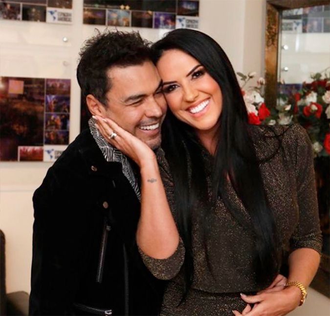 O relacionamento de Zezé Di Camargo com Graciele Lacerda gira em torno de polêmicas desde que os dois assumiram o relacionamento em 2014 - e isso não é novidade! Porém, vira e mexe o casal volta a ficar na mira dos holofotes por conta de alguma declaração. Em março de 2022, Graciele usou as redes sociais para explicar o que fez ela e o sertanejo trocarem casa por triplex em São Paulo: muitos boletos! A gente morava numa casa muito grande e decidiu mudar para um apartamento, um lugar menor. Na casa, a gente não conseguia aproveitar nada e tinha ambientes lá que a gente nem usava. Pra quê ter uma coisa tão grande se a gente não conseguia usufruir e só tinha gastos, disse. Vale lembrar que, além do triplex, o casal ainda tem a fazenda É o Amor, em Goiás, local de muitas polêmicas, como você vai conferir a seguir. No entanto, os pombinhos querem mais! Segundo a empresária, eles estão pensando em comprar um avião. Se Deus quiser, queremos comprar um ano que vem. O relacionamento de Zezé Di Camargo com Graciele Lacerda gira em torno de polêmicas desde que os dois assumiram o relacionamento em 2014 - e isso não é novidade! Porém, vira e mexe o casal volta a ficar na mira dos holofotes por conta de alguma declaração. Em março de 2022, Graciele usou as redes sociais para explicar o que fez ela e o sertanejo trocarem casa por triplex em São Paulo: muitos boletos! A gente morava numa casa muito grande e decidiu mudar para um apartamento, um lugar menor. Na casa, a gente não conseguia aproveitar nada e tinha ambientes lá que a gente nem usava. Pra quê ter uma coisa tão grande se a gente não conseguia usufruir e só tinha gastos, disse. Vale lembrar que, além do triplex, o casal ainda tem a fazenda É o Amor, em Goiás, local de muitas polêmicas, como você vai conferir a seguir. No entanto, os pombinhos querem mais! Segundo a empresária, eles estão pensando em comprar um avião. Se Deus quiser, queremos comprar um ano que vem.