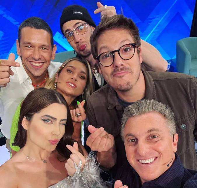 Jade Picon aparece ao lado de diversos famosos e brinca: <I>Foto de milhões</i>