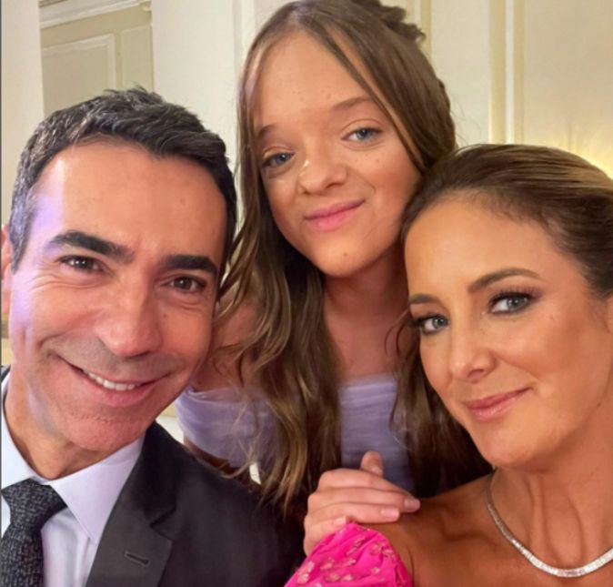 Recentemente, o jornalista postou uma foto ao lado da esposa, Ticiane Pinheiro, e junto com Rafaella Justus- que é fruto da antiga relação da apresentadora com Roberto Justus. Na legenda da publicação, César Tralli aproveitou para se declarar para as duas e escreveu: Amo Muito…Tornam minha vida mais leve. Meu semblante mais suave. Minha alma sorridente. Meu propósito consistente. Minha caminhada firme. Meu coração vigoroso. Amo Muito… Ai que fofos!