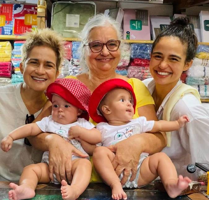 Nanda Costa leva filhas gêmeas para conhecer loja da bisavó: <I>Viva a minha avó</i>