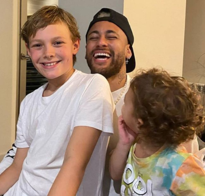 Filho caçula de Carol Dantas fica deslumbrado com a presença de Neymar Jr.