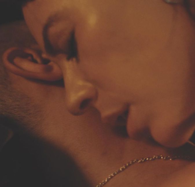 Ainda no mês de março de 2022, os dois apareceram nas redes sociais com cenas pra lá de quentes. A primeira imagem publicada pela atriz, ela aparece dando aquele beijinho arrepiante no pescoço do cantor... Ainda no mês de março de 2022, os dois apareceram nas redes sociais com cenas pra lá de quentes. A primeira imagem publicada pela atriz, ela aparece dando aquele beijinho arrepiante no pescoço do cantor...