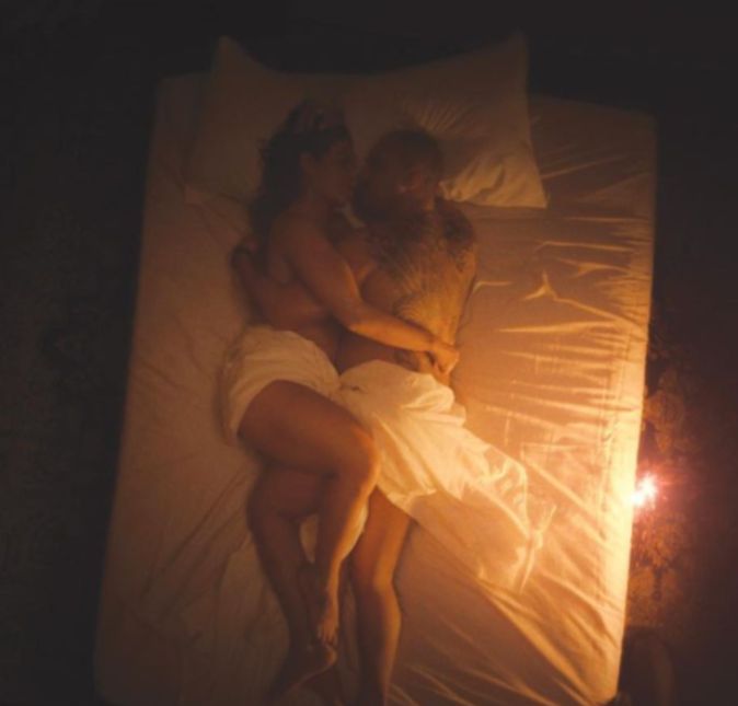 ...e em um segundo momento eles aparecem deitados em uma cama onde foram fotografados por cima. Os dois estão aparentemente sem roupa e as partes íntimas estão cobertas por um lençol branco. Os fãs, claro, nem demoraram muito para ir até a publicação e encher de elogios. ...e em um segundo momento eles aparecem deitados em uma cama onde foram fotografados por cima. Os dois estão aparentemente sem roupa e as partes íntimas estão cobertas por um lençol branco. Os fãs, claro, nem demoraram muito para ir até a publicação e encher de elogios.