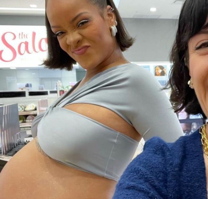 Durante uma feira da Fenty Beauty, sua marca de cosméticos, Riri fez questão de posar mostrando o barrigão ao lado de uma fã. E claro, isso viralizou na rede social e só mostrou o quanto a artista é acessível. Durante uma feira da Fenty Beauty, sua marca de cosméticos, Riri fez questão de posar mostrando o barrigão ao lado de uma fã. E claro, isso viralizou na rede social e só mostrou o quanto a artista é acessível.