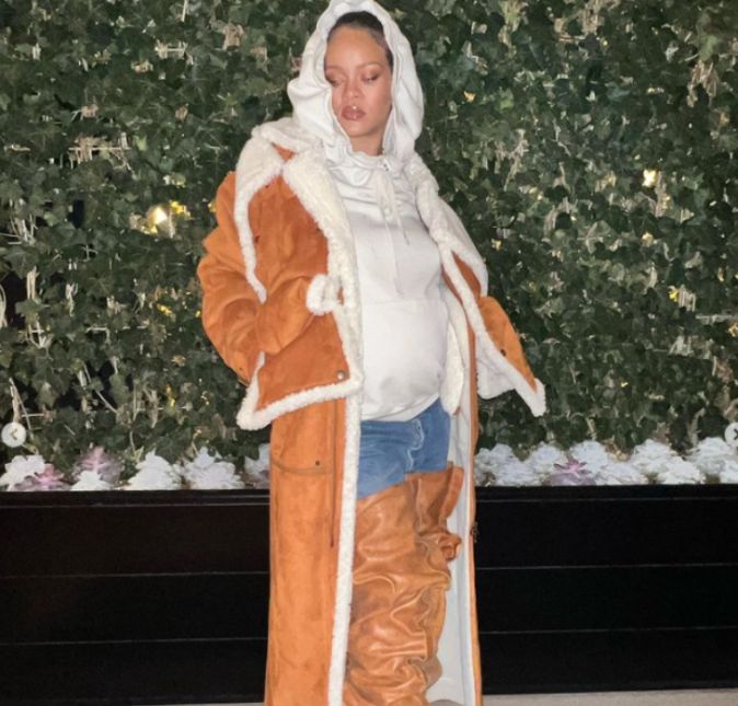 Nas redes, Rihanna, que estava com um pouco mais de frio, apareceu usando um moletom canguru branco, jeans, botas até a coxa e um sobretudo marrom claro com branco da mesma cor das botas. Nas redes, Rihanna, que estava com um pouco mais de frio, apareceu usando um moletom canguru branco, jeans, botas até a coxa e um sobretudo marrom claro com branco da mesma cor das botas.
