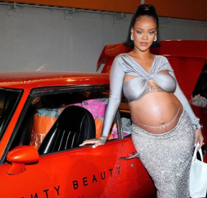 Ainda durante a Fenty Beauty, a artista posou ao lado de um carro vermelho, cheio de sacolas dentro. A cantora apostou em uma saia longa toda prateada e cheia de brilho, um cropped prateado com mangas longas e de bolsa. E arrasou, né?! Ainda durante a Fenty Beauty, a artista posou ao lado de um carro vermelho, cheio de sacolas dentro. A cantora apostou em uma saia longa toda prateada e cheia de brilho, um cropped prateado com mangas longas e de bolsa. E arrasou, né?!