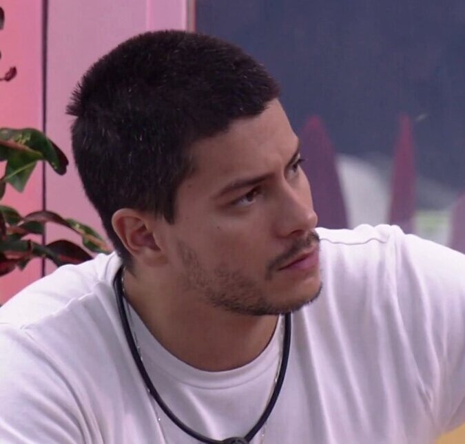 Arthur Aguiar se revolta após ser alvo no Jogo da Discórdia do <i>BBB22: Movimento errado</i>
