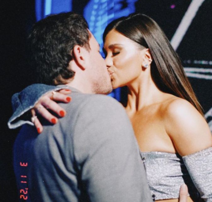 Pode ser muito amor, pode ser a saudade... mas, no mundo dos famosos, existem diversos casais ioiô, ou seja, que estão constantemente se separando e voltando a namorar. Isso aconteceu com Flávia Pavanelli e Junior Mendonza. O casal ficou junto cerca de um ano e chegaram até a noivar durante o mês de fevereiro de 2020, mas três meses depois decidiram terminar. E em março de 2022, durante o aniversário do empresário, a influenciadora postou uma foto ao lado dele dando um verdadeiro beijão e assumiu publicamente que eles voltaram a se relacionar: Um novo recomeço de nós. Duas pessoas que já tinham seus destinos cruzados. O tempo passa e nada muda. Ahhh se soubessem de 1% da verdade de tudo que vivemos e viveremos… De qualquer forma ela é ÚNICA. Existe amor, carinho, respeito, aprendizado e recomeços fazem parte. Só que dessa vez será eterno. Eu te amo, daqui até a eternidade! A seguir, confira outros relacionamentos ioiô. Pode ser muito amor, pode ser a saudade... mas, no mundo dos famosos, existem diversos casais ioiô, ou seja, que estão constantemente se separando e voltando a namorar. Isso aconteceu com Flávia Pavanelli e Junior Mendonza. O casal ficou junto cerca de um ano e chegaram até a noivar durante o mês de fevereiro de 2020, mas três meses depois decidiram terminar. E em março de 2022, durante o aniversário do empresário, a influenciadora postou uma foto ao lado dele dando um verdadeiro beijão e assumiu publicamente que eles voltaram a se relacionar: Um novo recomeço de nós. Duas pessoas que já tinham seus destinos cruzados. O tempo passa e nada muda. Ahhh se soubessem de 1% da verdade de tudo que vivemos e viveremos… De qualquer forma ela é ÚNICA. Existe amor, carinho, respeito, aprendizado e recomeços fazem parte. Só que dessa vez será eterno. Eu te amo, daqui até a eternidade! A seguir, confira outros relacionamentos ioiô.