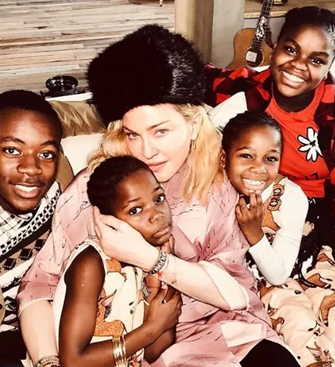 Filhos de Madonna estão preocupados com as fotos ousadas da cantora, diz revista