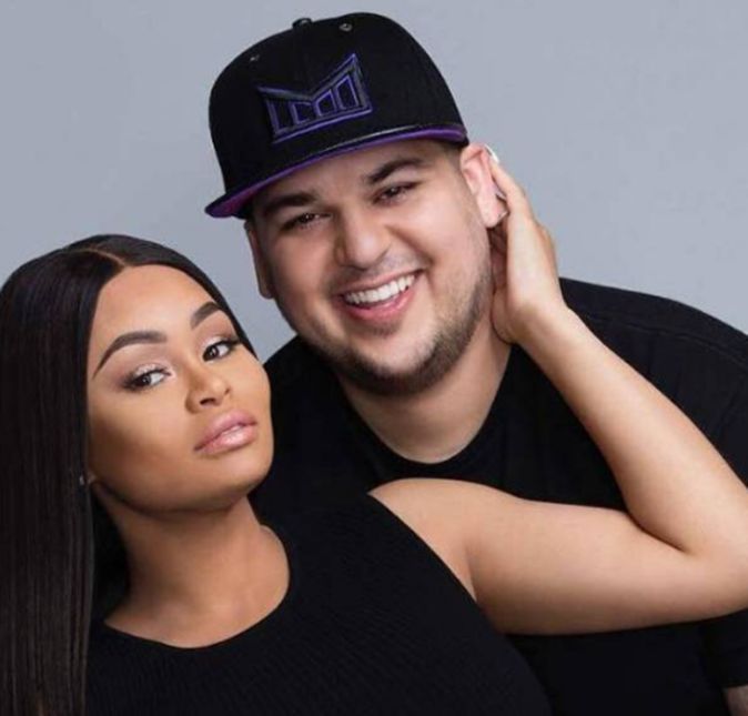 Rob Kardashian, que também faz parte do clã Kardashian-Jenner, recentemente colocou um ponto final na batalha judicial que travava com sua ex-noiva, Black China - ele processou a socialite por agressão física. O irmão de Kim Kardashian reconsiderou sua decisão por conta de sua filha, Dream, 5 anos de idade. Meu amor por Dream supera em muito meu desejo de prosseguir com minhas reivindicações contra a mãe dela em um julgamento público. Agora que o tribunal decidiu que há evidências suficientes para justificar um julgamento com júri sobre minha alegação de agressão, pelo bem de nossa filha, estou indeferindo a ação e focando no meu relacionamento de co-parentalidade com Chyna, dizia o comunicado enviado para a Page Six. Vale lembrar que Rob entrou com o processo na Justiça alegando que Blac teria tentado estrangulá-lo com um cabo de carregador de celular após consumir grandes quantidades de drogas e álcool. Eita!