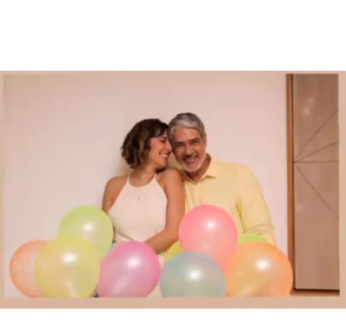 As declarações de amor não são necessariamente apenas em textos, não é mesmo!? Durante o aniversário de Natasha Dantas, em 2022, William Bonner acabou aparecendo nas fotos publicadas por ela nas redes sociais e é nítido o olhar apaixonado e cheio de energia entre eles. Natasha apareceu de ladinho olhando para o amado enquanto ele dava um abraço de lado nela e olhava para a câmera. Fofos, nés!?