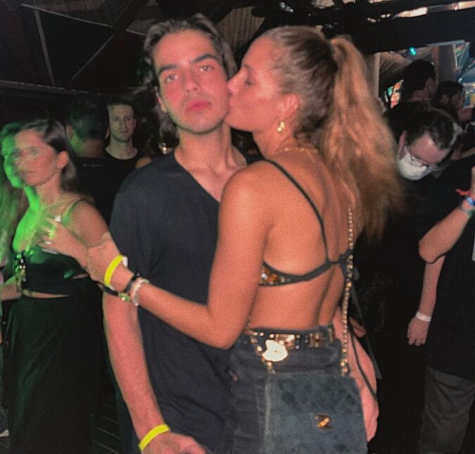 Com namorada 15 anos mais velha, João Guilherme diz não se incomodar de ser assunto na <i>web</i>, mas ressalta: <i>Existem comentários maldosos</i>